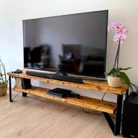 Mobile Preview: TV-Lowboard mit Fernseher und Receiver- TV-Anrichte aus recycelten Massivholz Gerüstbohlen Farbe honey mit Kufen aus Stahl real steel